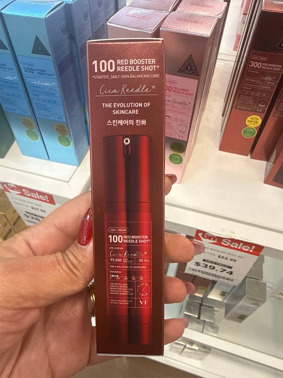 VT Cosmetics Red Booster Reedle Shot 100 (50 ml / 1.69 fl oz), um sérum coreano de cuidados com a pele que utiliza tecnologia de microagulhamento com espículas e extrato de sangue de dragão para revitalização e ação calmante