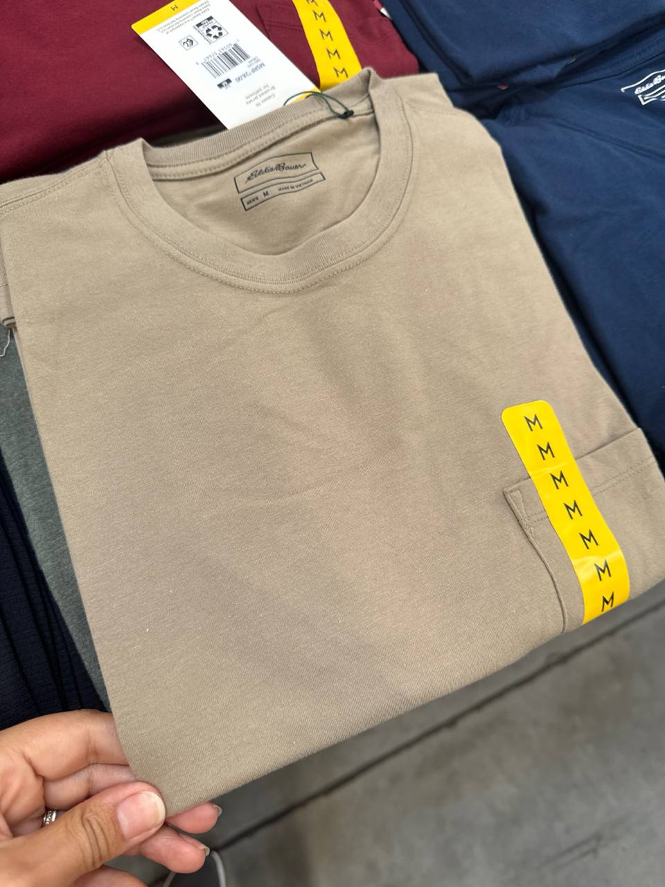  camiseta cor única manga curta   com bolso   Eddie Bauer