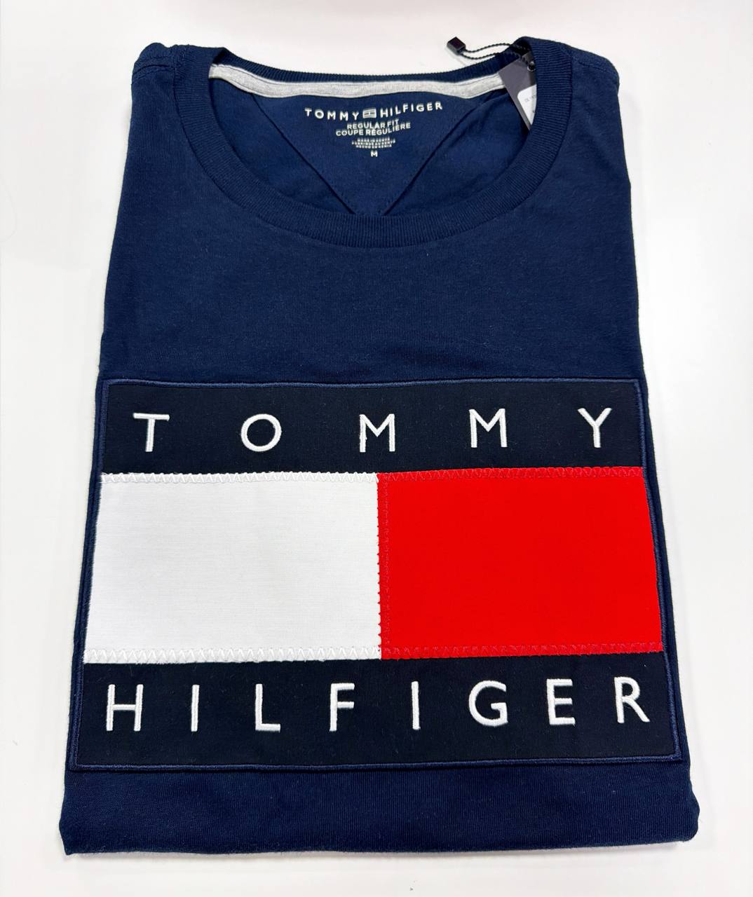 Camiseta Regular Fit Gola U bordada