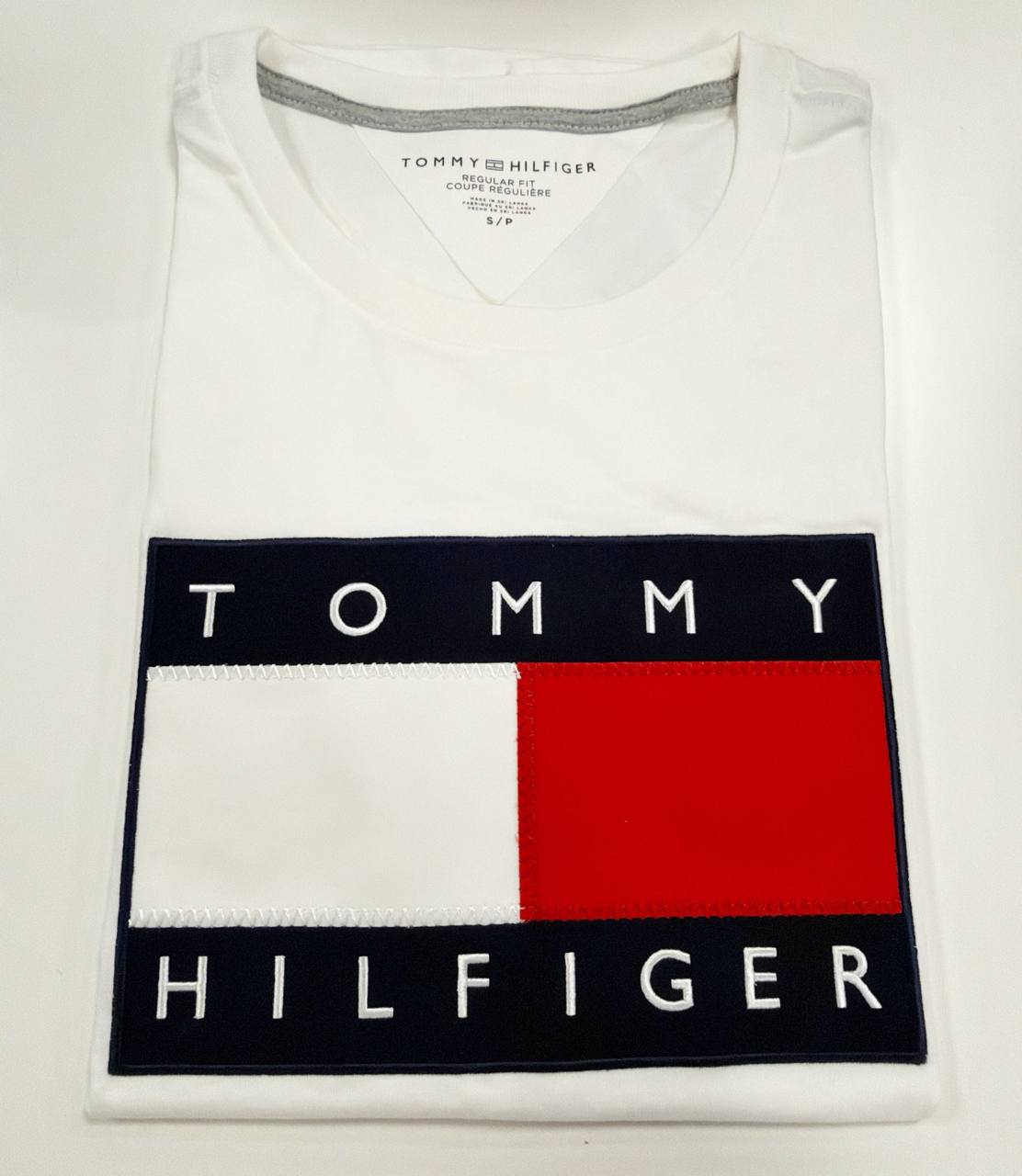 Camiseta Regular Fit Gola U bordada