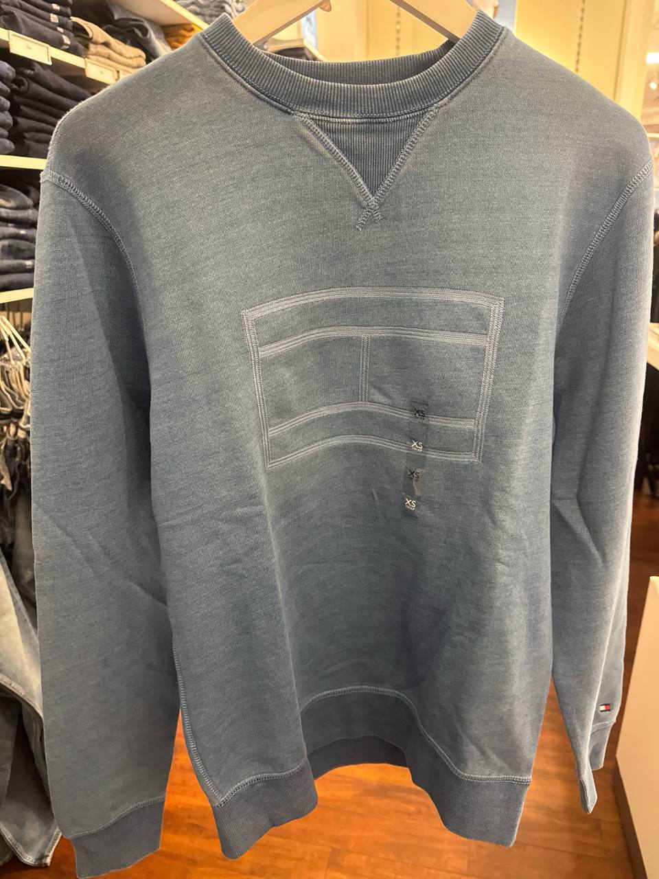 Blusa de moletom tecido e bordado