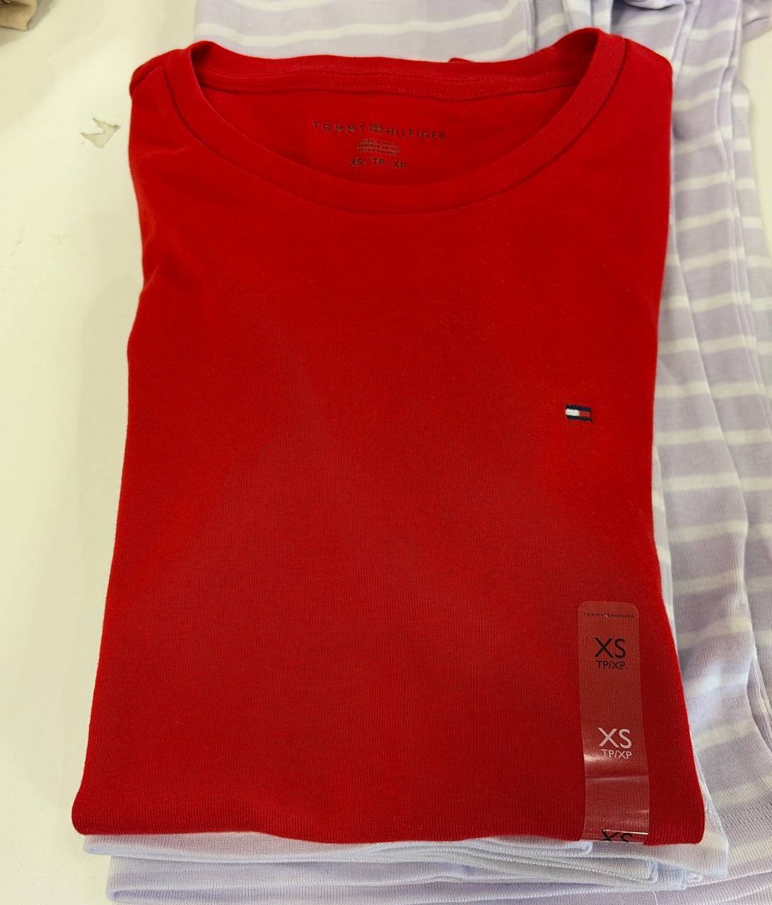 camiseta gola U manga curta