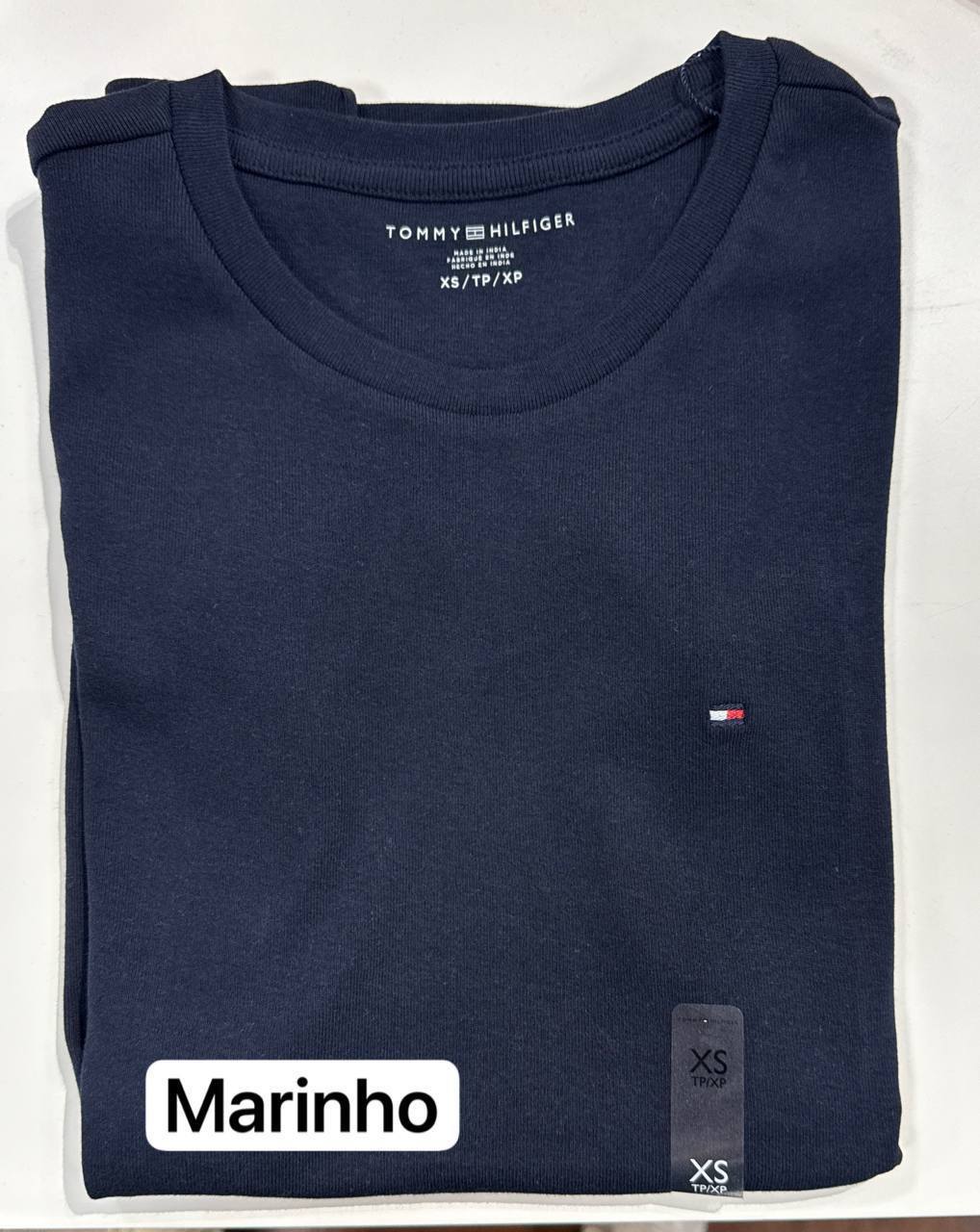camiseta gola U manga curta