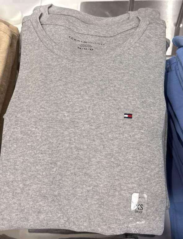 camiseta gola U manga curta