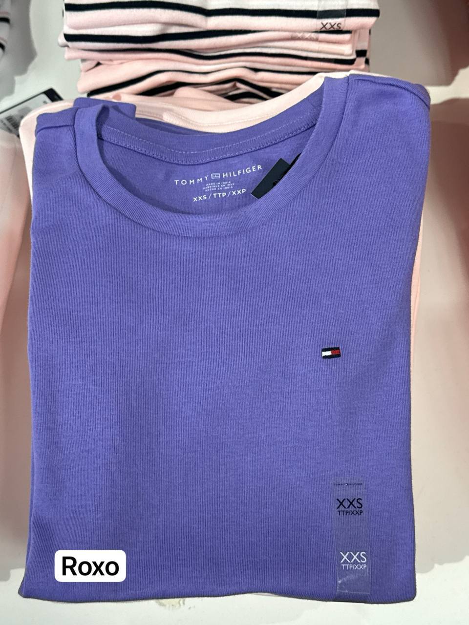 camiseta gola U manga curta