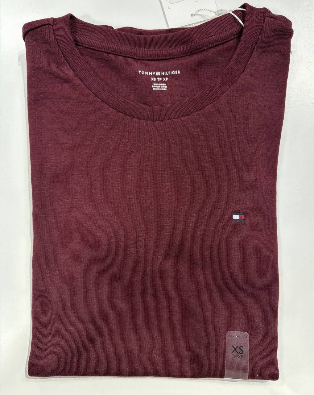 camiseta gola U manga curta