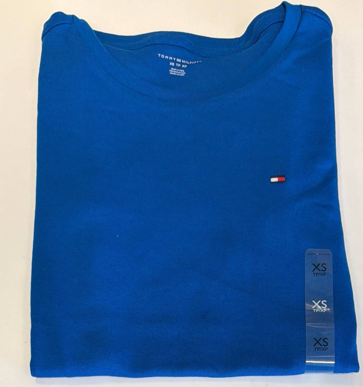 camiseta gola U manga curta