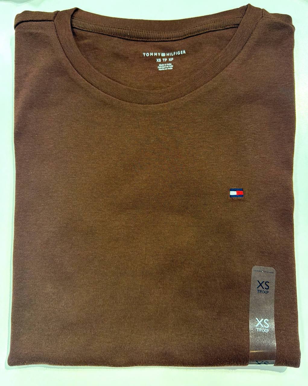 camiseta gola U manga curta