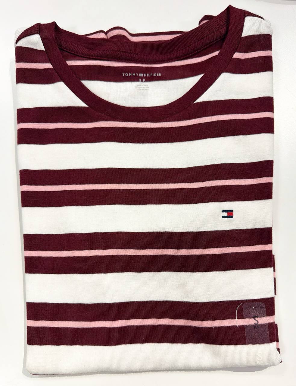 camiseta gola U manga curta