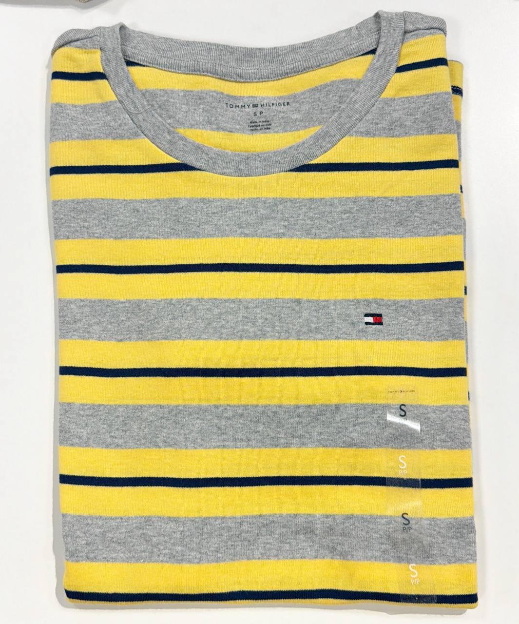 camiseta gola U manga curta