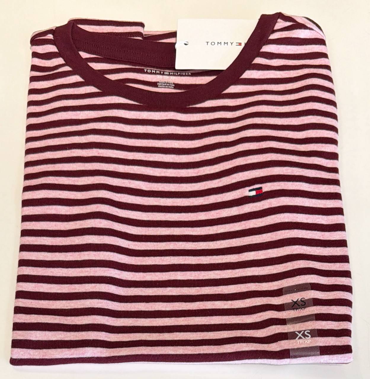 camiseta gola U manga curta