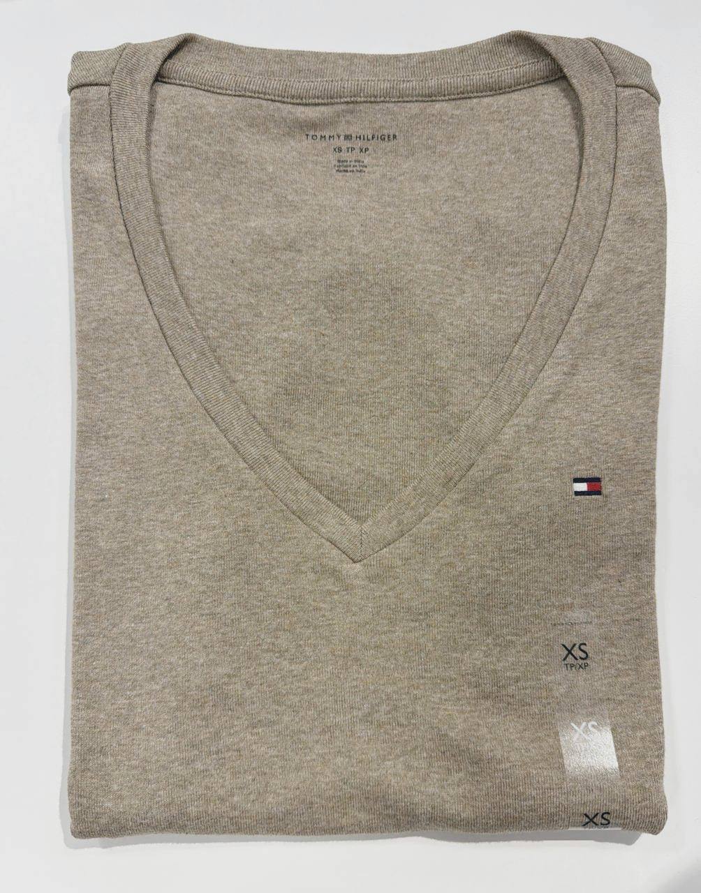 camiseta gola V manga curta