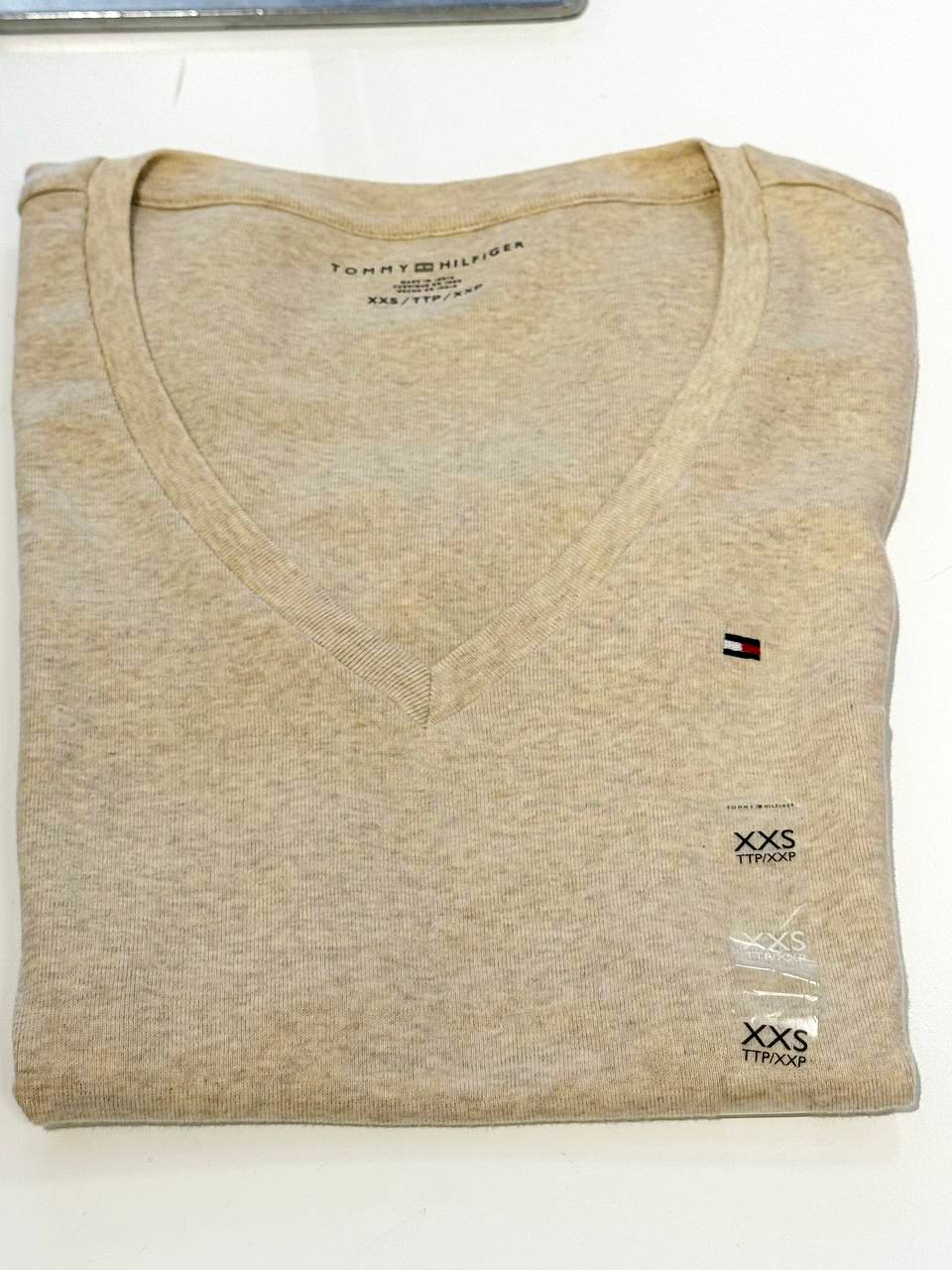 camiseta gola V manga curta