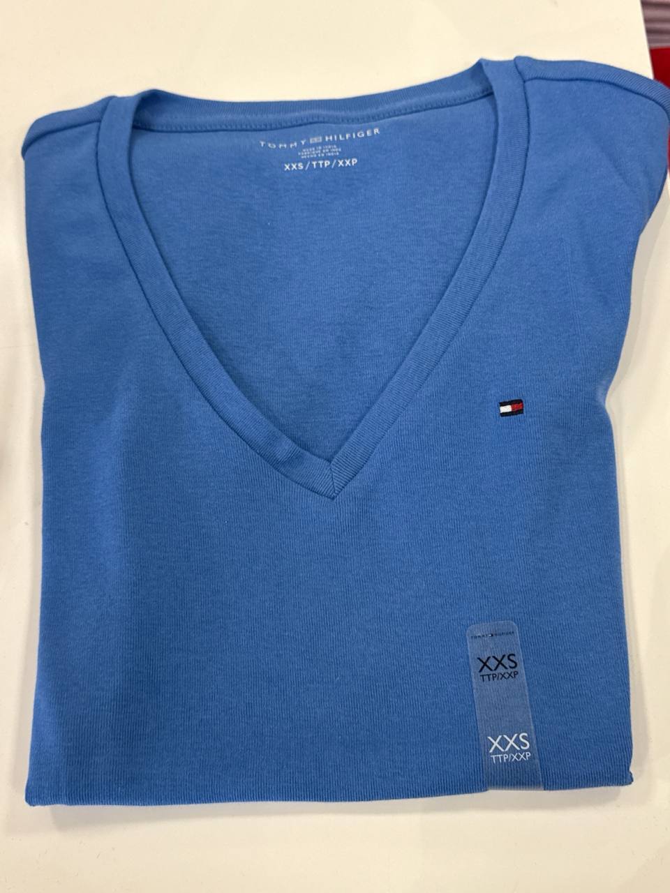 camiseta gola V manga curta