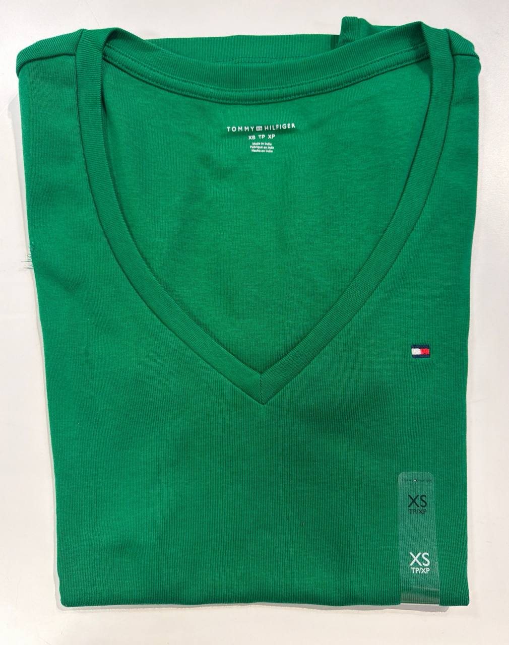 camiseta gola V manga curta