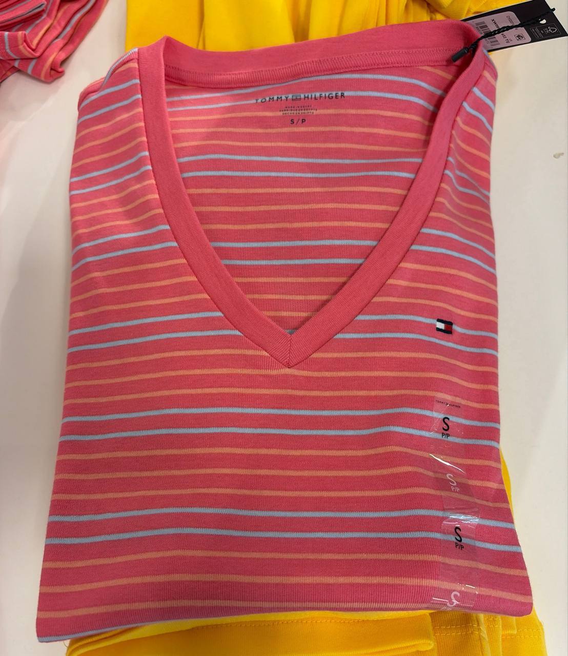 camiseta gola V manga curta