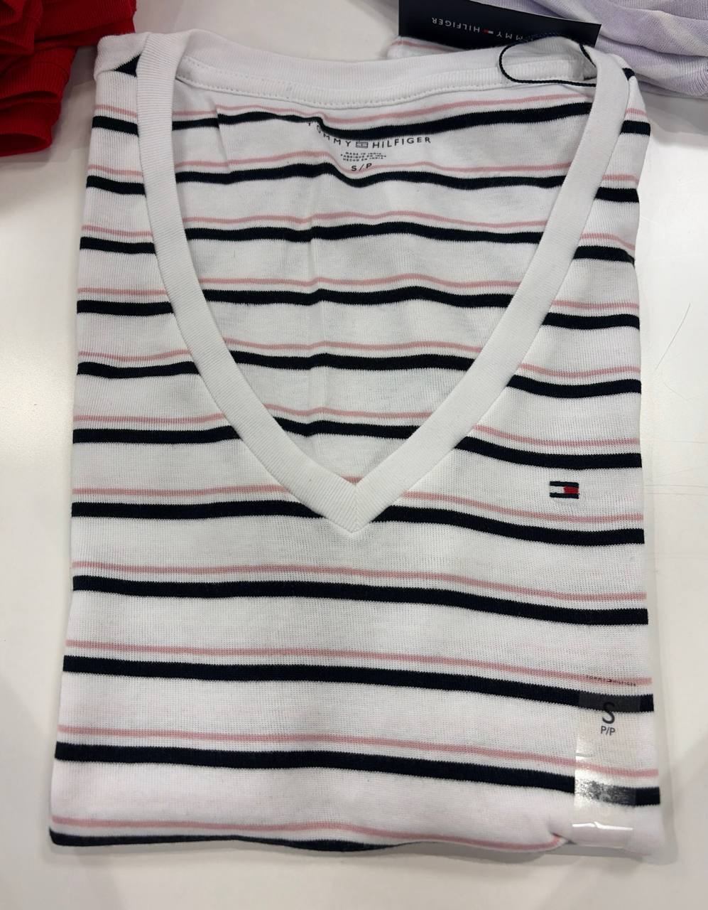 camiseta gola V manga curta