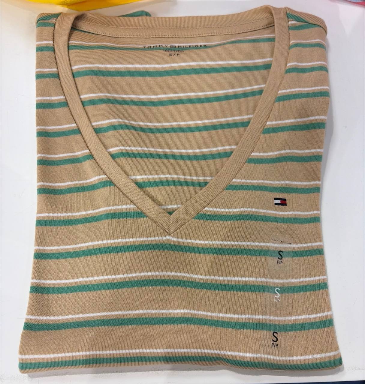 camiseta gola V manga curta