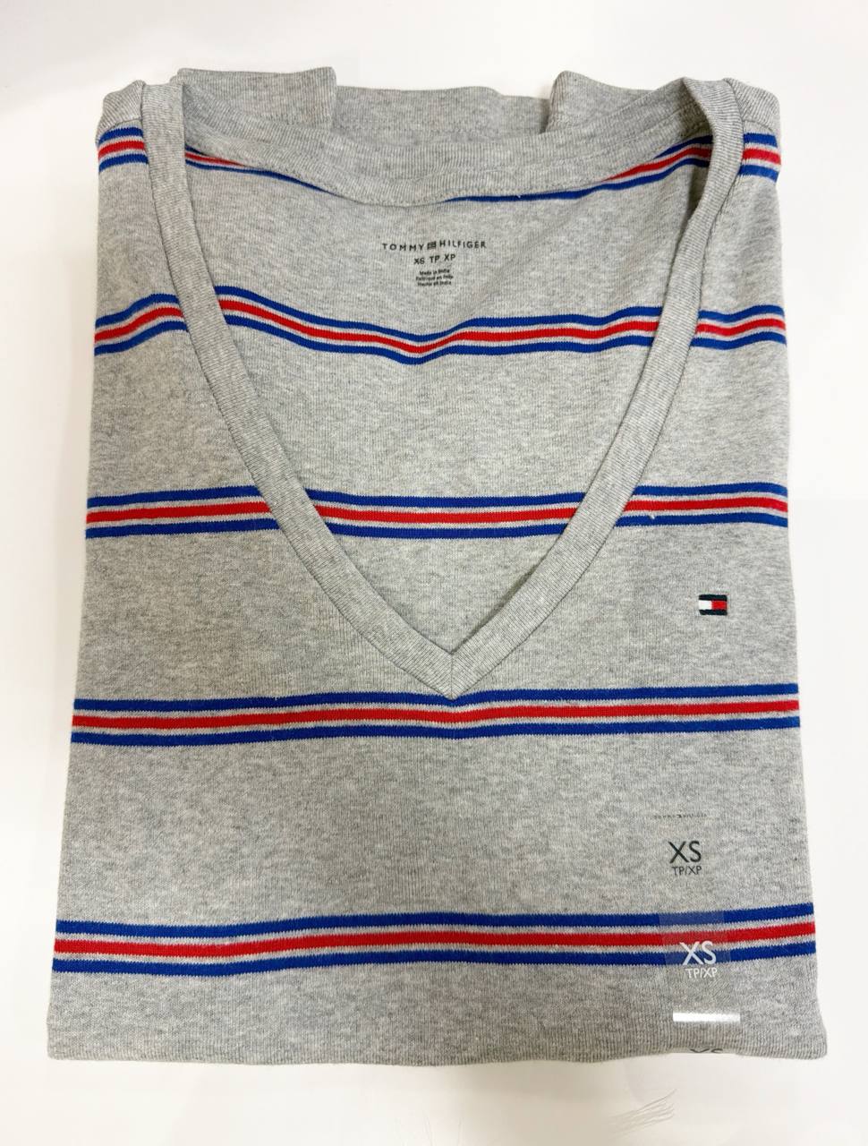 camiseta gola V manga curta