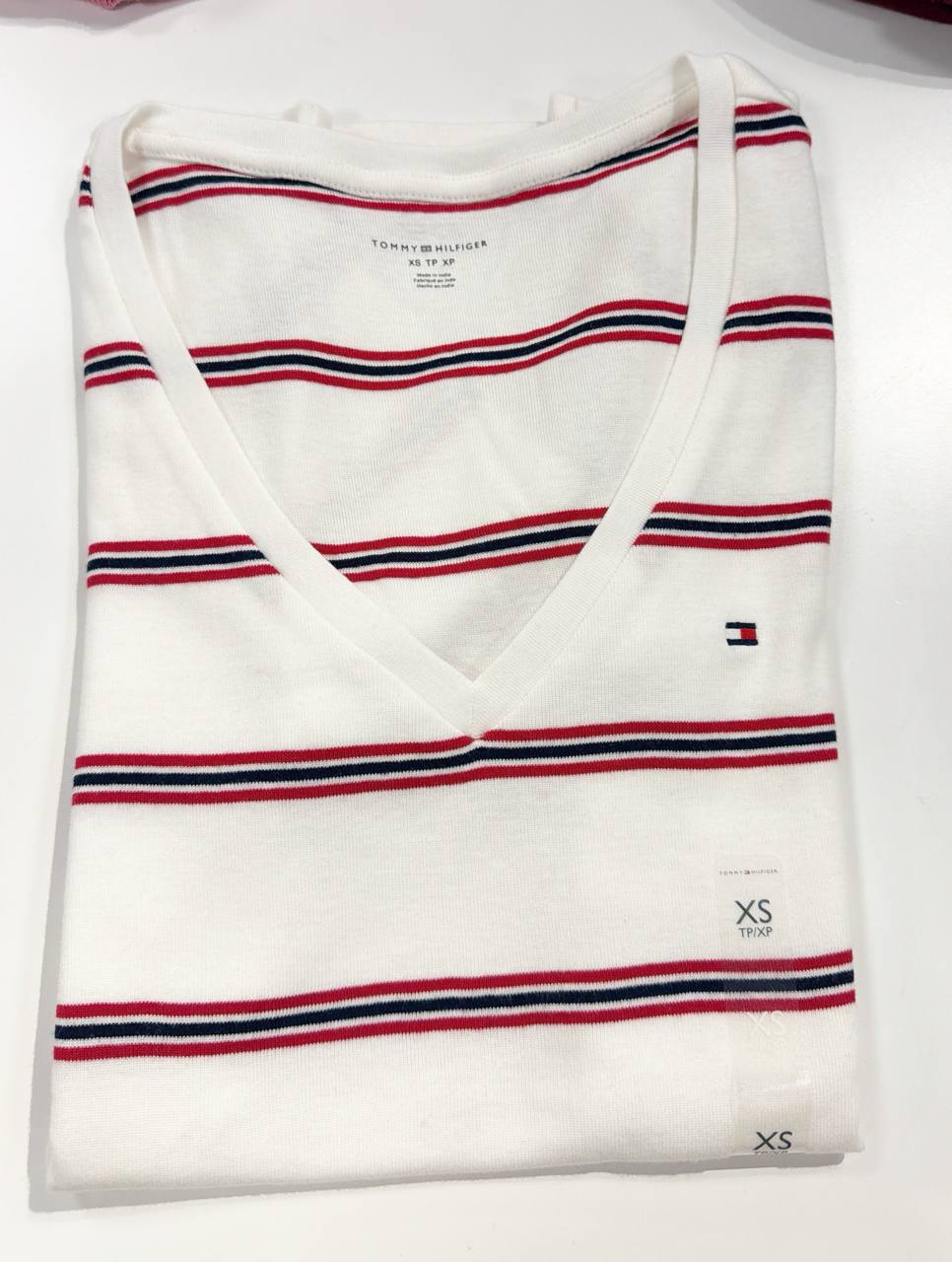 camiseta gola V manga curta