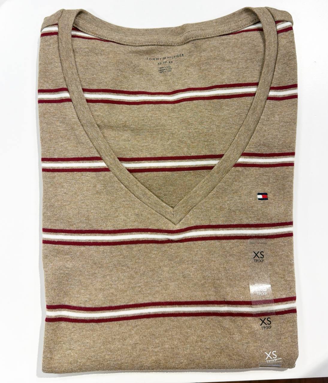 camiseta gola V manga curta