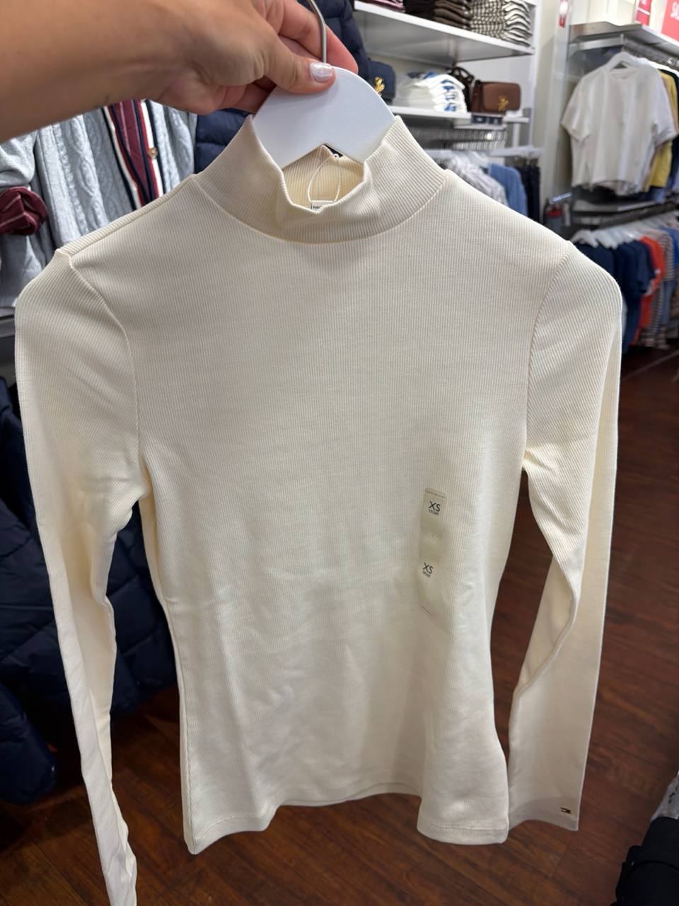 Blusa gola alta e manga longa