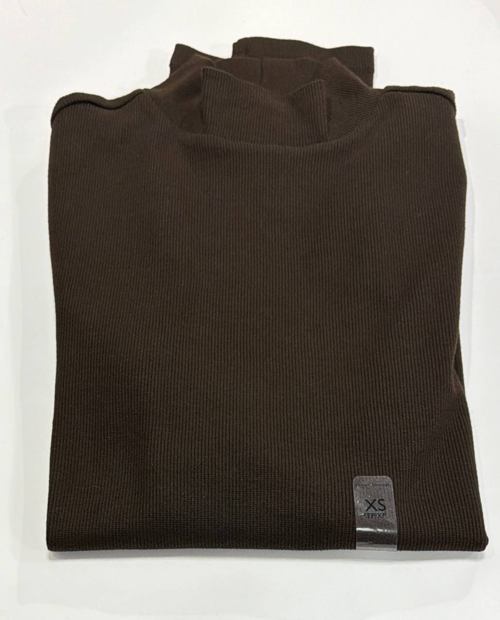 Blusa gola alta e manga longa